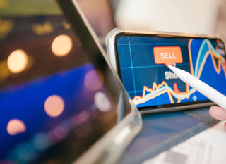 Analyste spécialisé dans plusieurs marchés, examinant Bitcoin, Ethereum et les options forex