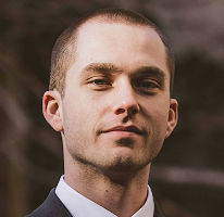 Analyste en trading crypto Thomas Whitfield, portrait.